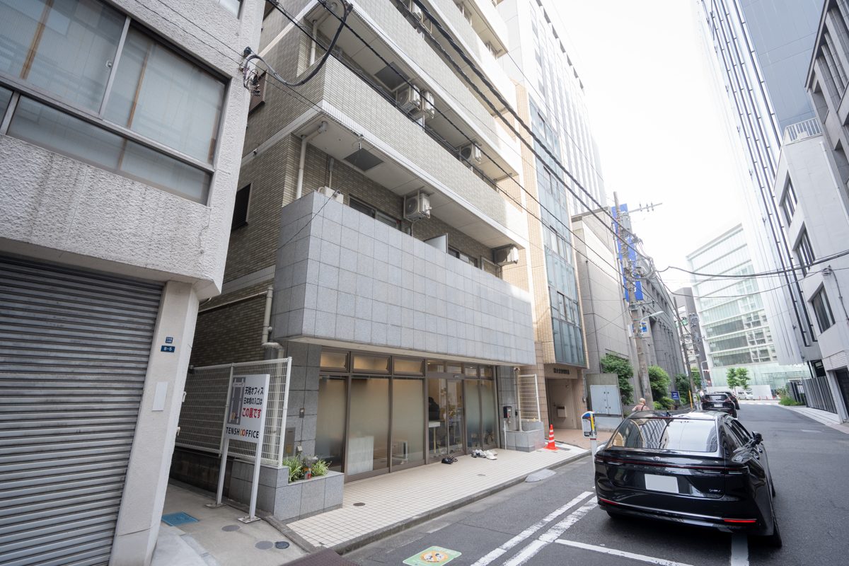 医院の前の通りを北から見た様子。左手の1階がガラス張りの建物が当院