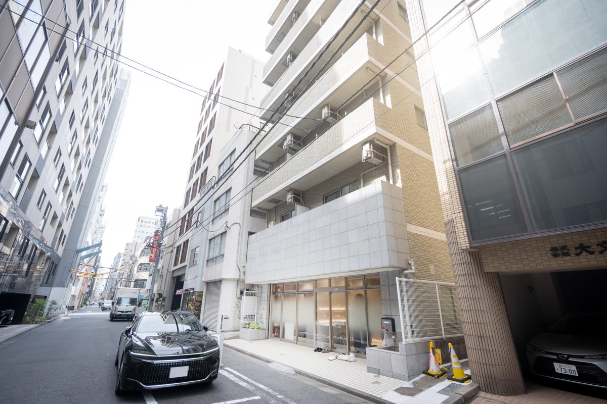 医院の前の通りを南から見た様子。右手の1階がガラス張りの建物が当院